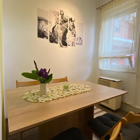 Kincsem Apartment *